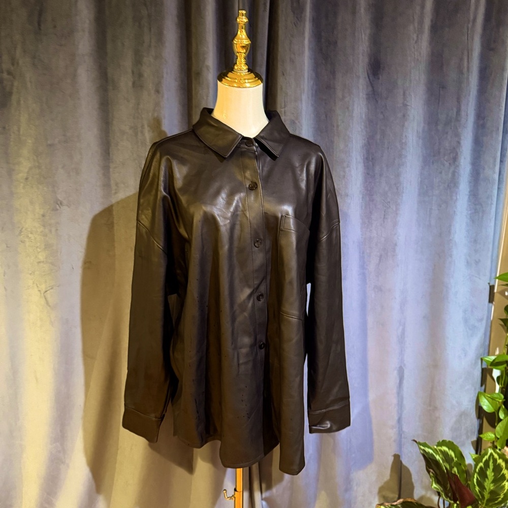 Abercrombie & Fitch Oversized Vegan Leather Shirt
SKU: 655809302